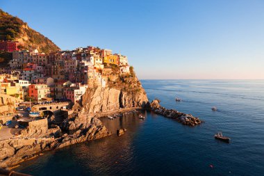 Manarola Köyü, Cinque Terre Sahili İtalya. Güzel bir küçük kasaba içinde il La Spezia, Liguria, İtalya ve beş Cinque terre seyahat konumlar turistler için birini kuzeyinde Manarola olduğunu.
