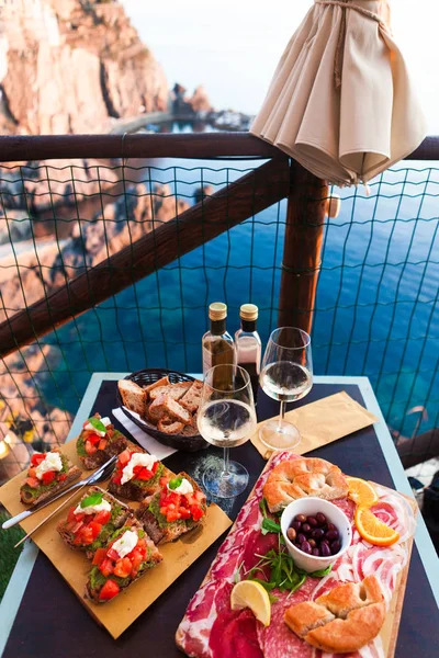 Jantar Romântico Para Dois Pôr Sol Vinho Branco Lanche Italiano — Fotografia de Stock