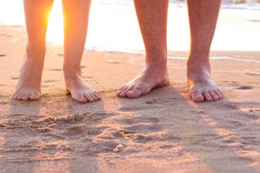 Mutlu genç aile rahatlatıcı gün batımında sahilde. Romantik kavramı seyahat aile
