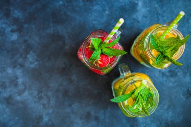 Yaz meyve ve çilek karanlık beton zemin üzerine taze limonata