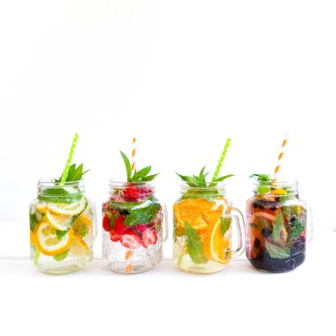 Yaz meyve ve çilek beyaz zemin üzerine taze limonata