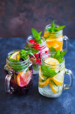 Yaz meyve ve çilek karanlık beton zemin üzerine taze limonata