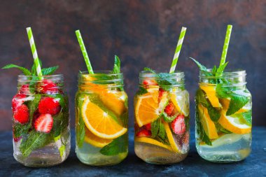 Yaz meyve ve çilek karanlık beton zemin üzerine taze limonata