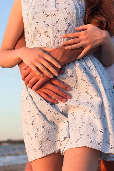 Glückliche Junge Familie Entspannt Sich Strand Bei Sonnenuntergang Romantisches Konzept — Stockfoto