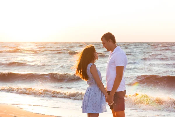 Glückliche Junge Familie Entspannt Sich Strand Bei Sonnenuntergang Romantisches Konzept — Stockfoto