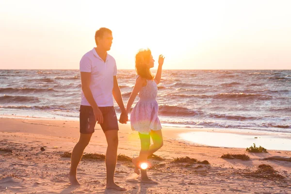 Glad Ung Familj Avkopplande Stranden Vid Solnedgången Familj Resor Romantiska — Stockfoto