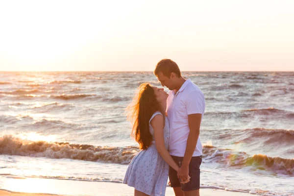 Feliz Joven Familia Relajándose Playa Atardecer Familia Viajando Concepto Romántico — Foto de Stock