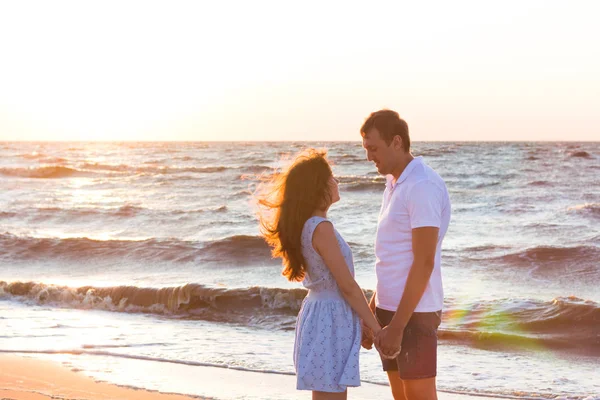 Ευτυχισμένος Νεαρή Οικογένεια Χαλαρώνοντας Στην Παραλία Ηλιοβασίλεμα Οικογένεια Ταξιδεύει Ρομαντική — Φωτογραφία Αρχείου