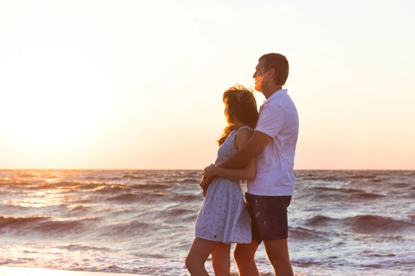 Ευτυχισμένος Νεαρή Οικογένεια Χαλαρώνοντας Στην Παραλία Ηλιοβασίλεμα Οικογένεια Ταξιδεύει Ρομαντική — Φωτογραφία Αρχείου
