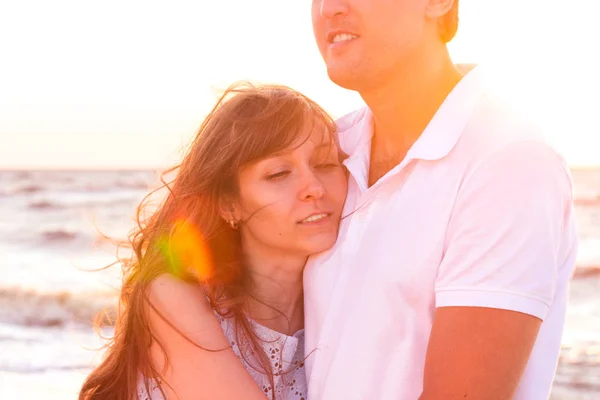 Glückliche Junge Familie Entspannt Sich Strand Bei Sonnenuntergang Romantisches Konzept — Stockfoto