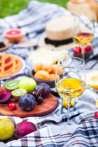 Picknick Hintergrund Mit Weißwein Und Sommerfrüchten Auf Grünem Gras — Stockfoto