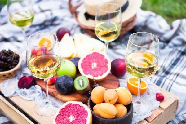 Sfondo Picnic Con Vino Bianco Frutta Estiva Erba Verde — Foto Stock