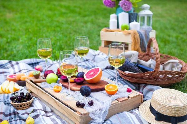 Picknick Hintergrund Mit Weißwein Und Sommerfrüchten Auf Grünem Gras — Stockfoto