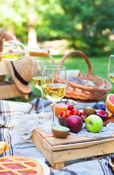 Picknick Hintergrund Mit Weißwein Und Sommerfrüchten Auf Grünem Gras — Stockfoto