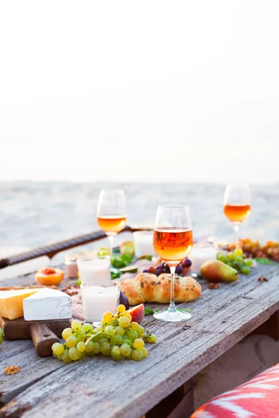 Picknick Strand Bei Sonnenuntergang Boho Stil Romantisches Abendessen Freunde Feiern — Stockfoto
