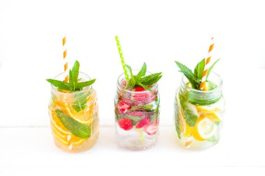 Yaz meyve ve çilek beyaz zemin üzerine taze limonata