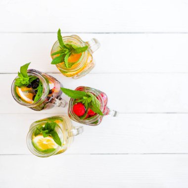 Yaz meyve ve çilek beyaz zemin üzerine taze limonata