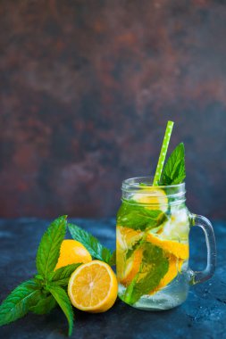 Yaz meyve ve çilek karanlık beton zemin üzerine taze limonata