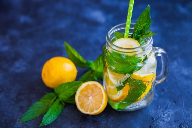 Yaz meyve ve çilek karanlık beton zemin üzerine taze limonata