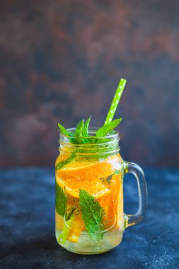 Yaz meyve ve çilek karanlık beton zemin üzerine taze limonata