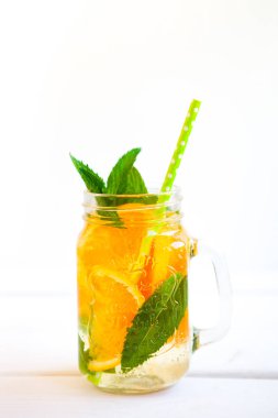 Yaz meyve ve çilek beyaz zemin üzerine taze limonata