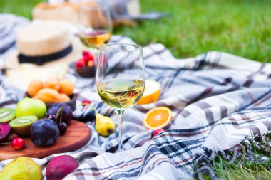Beyaz şarap ve yaz meyve yeşil çimenlerin üzerinde piknik arka plan