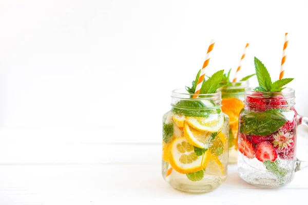 Limonada Fresca Con Frutas Bayas Verano Sobre Fondo Blanco — Foto de Stock