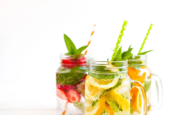 Limonata Fresca Con Frutti Estivi Bacche Sfondo Bianco — Foto Stock