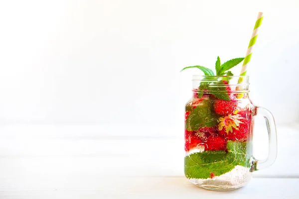 Citronnade Fraîche Aux Fruits Été Baies Sur Fond Blanc — Photo