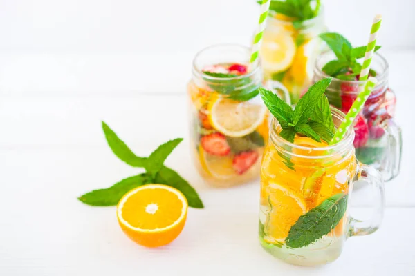 Limonata Fresca Con Frutti Estivi Bacche Sfondo Bianco — Foto Stock