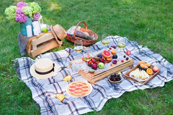 Piknik Tło Białego Wina Owoców Zielonej Trawie — Zdjęcie stockowe