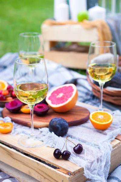 Picknick Hintergrund Mit Weißwein Und Sommerfrüchten Auf Grünem Gras — Stockfoto