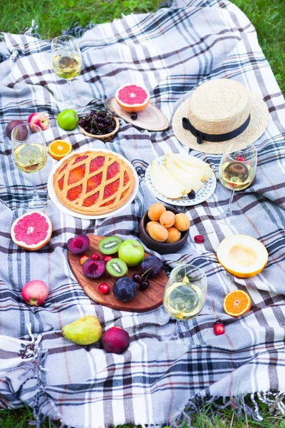 Fundo Piquenique Com Vinho Branco Frutas Verão Grama Verde — Fotografia de Stock