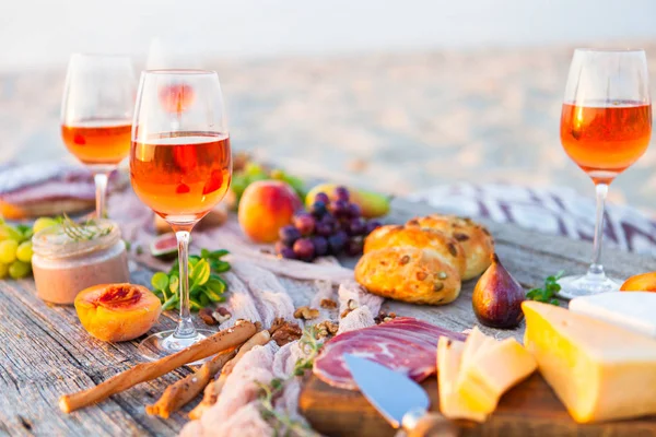 Piknik Plaży Zachodzie Słońca Stylu Boho Romantyczna Kolacja Przyjaciele Poczęcia — Zdjęcie stockowe