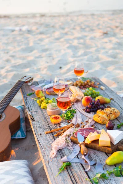 Piknik Plaży Zachodzie Słońca Stylu Boho Romantyczna Kolacja Przyjaciele Poczęcia — Zdjęcie stockowe