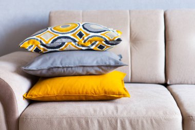 Bej kumaş koltuk, ev konfor ve rahat, kavramı üzerinde çok renkli yastıklar yer, yakın çekim kopyalama