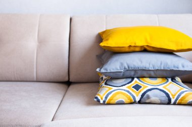 Bej kumaş koltuk, ev konfor ve rahat, kavramı üzerinde çok renkli yastıklar yer, yakın çekim kopyalama