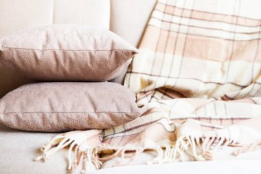 Minderler ve ekose bej kanepe üzerinde kopya alanı ile kapatın. Tatlı ev ve rahat kavramı. Kapalı