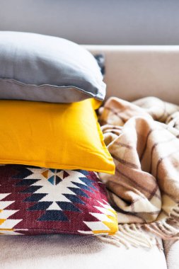 Minderler ve ekose bej kanepe üzerinde kopya alanı ile kapatın. Tatlı ev ve rahat kavramı. Kapalı