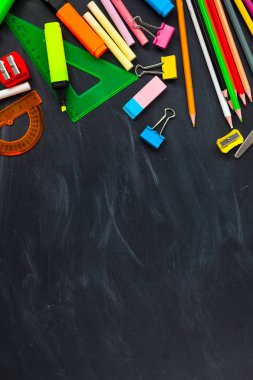 Okul için kavram. Okul blackboard arka planda, dershanede - kalem, makas, tebeşir, işaretçileri için aksesuar malzemeleri. Alan üst görünüm Kopyala