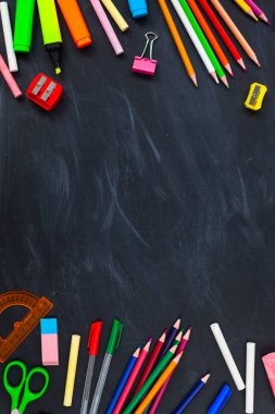 Okul için kavram. Okul blackboard arka planda, dershanede - kalem, makas, tebeşir, işaretçileri için aksesuar malzemeleri. Alan üst görünüm Kopyala
