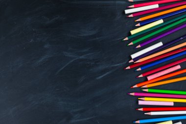 Geri okul kavramı. Blackboard arka plan üzerinde renkli kalemler. Yakın çekim, yat, uzay, üstten görünüm Kopyala, 