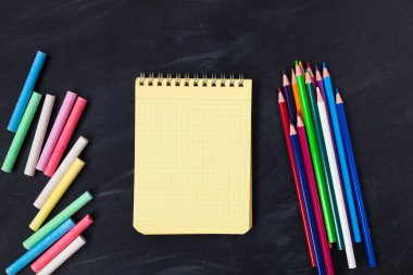 Okul için kavram. Okul blackboard arka planda, dershanede - kalem, makas, tebeşir, işaretçileri için aksesuar malzemeleri. Alan üst görünüm Kopyala
