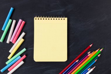 Okul için kavram. Okul blackboard arka planda, dershanede - kalem, makas, tebeşir, işaretçileri için aksesuar malzemeleri. Alan üst görünüm Kopyala