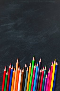 Geri okul kavramı. Blackboard arka plan üzerinde renkli kalemler. Yakın çekim, yat, uzay, üstten görünüm Kopyala, 