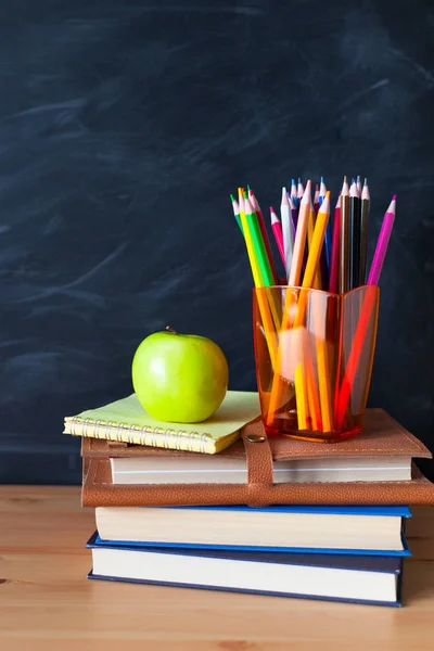 Vuelta Escuela Cocept Bodegón Con Libros Escolares Lápices Manzana Sobre —  Fotos de Stock