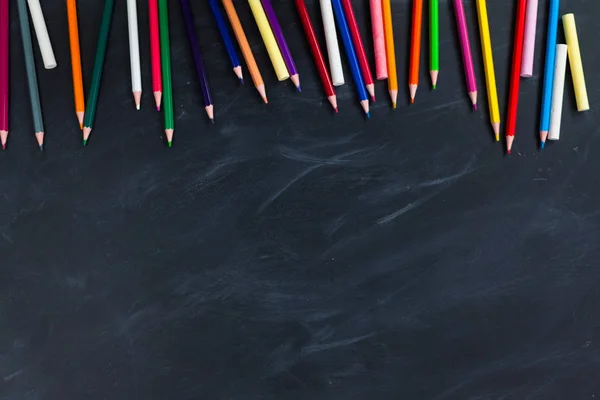 Concepto Regreso Escuela Lápices Colores Sobre Fondo Pizarra Primer Plano —  Fotos de Stock