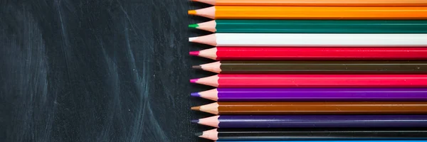 Concepto Regreso Escuela Lápices Colores Sobre Fondo Pizarra Primer Plano —  Fotos de Stock