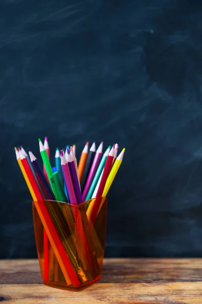 Tillbaka Till Skolan Koncept Färgpennor Ett Glas Bakgrunden Skola Tavlan — Stockfoto