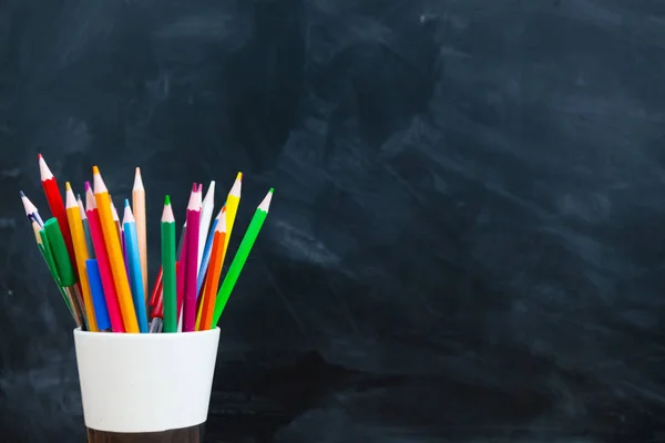 Volta Conceito Escola Lápis Coloridos Copo Fundo Quadro Negro Escola — Fotografia de Stock